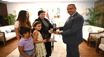 محافظ جنوب سيناء يكرم أسرة الشهيد العميد خالد عطية تقديراً لتضحيات الشهداء